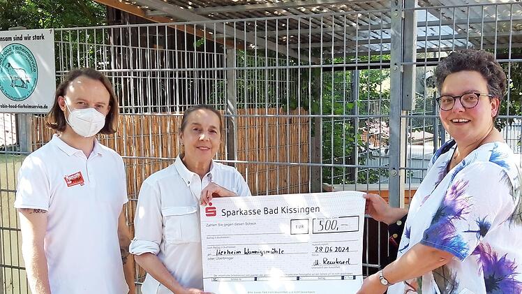 Die Direktkandidatin der ödp, Michaela Reinhard (rechts), überreichte vor Ort der Chefin des Tierheims, Ursula Böhm einen Spendenscheck. Unterstützt wurde sie vom Beisitzer im Kreisverband, Patrik Dorsch (links).