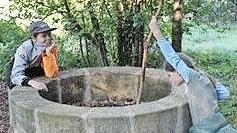 Der renovierte und nun gesicherte, zehn Meter tiefe Brunnen der Wüstung Sichartshof zwischen Mailach und Fetzelhofen