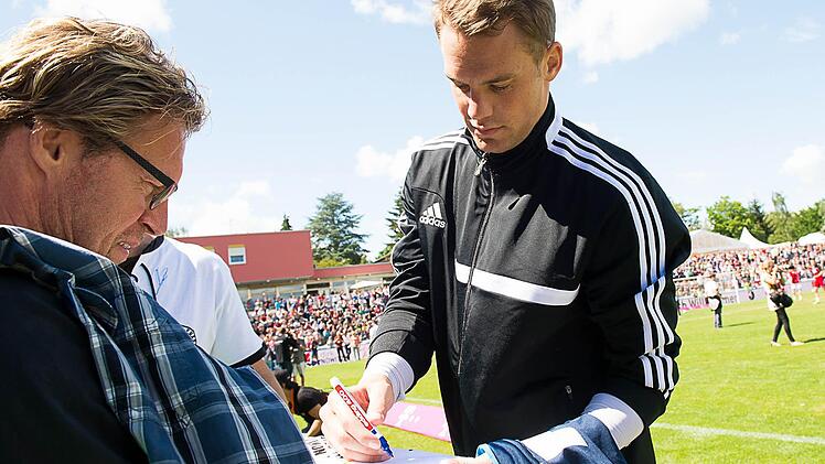 Manuel Neuer gibt Autogramme.  Foto: Tobias Köpplinger
