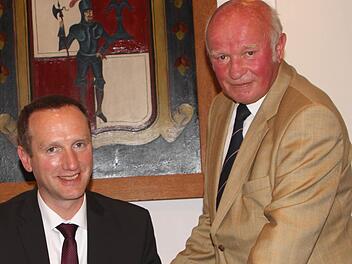 Der Senior am Ratstisch und der junge Bürgermeister: Nicht selten wies Stadtrat Josef Schwemmlein (rechts) den Bürgermeister auf besondere Dinge hin und gab wertvolle Informationen. Foto: Günther Geiling