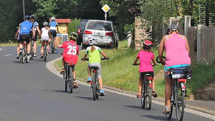 In Diebach querten die Volksradler die Ortsdurchfahrt, um nach Morlesau zu fahren.