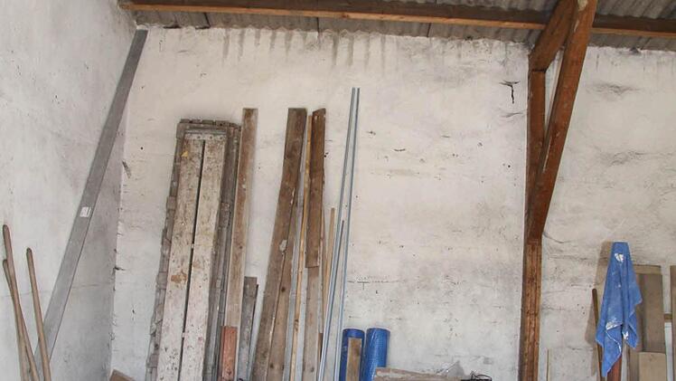 Noch viel zu tun gibt es im ehemaligen Kohlenlager, das später als Garage genutzt wurde: Hier lagern künftig die Getränke.