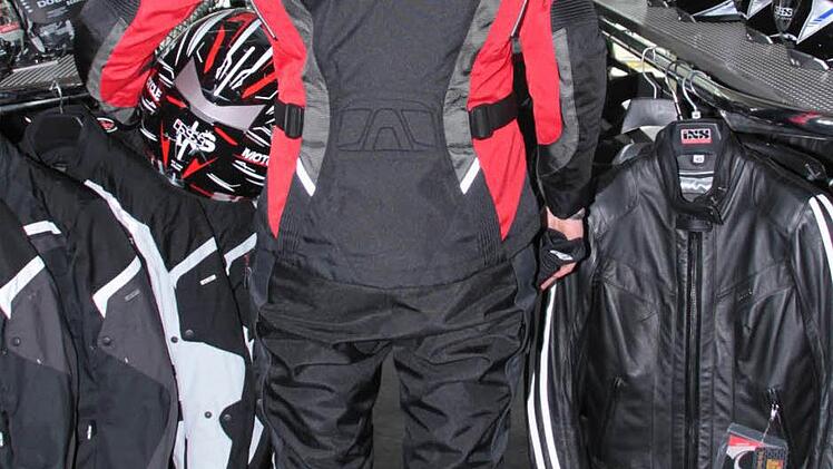 Weil auch immer mehr Frauen unter den Motorradfahrern sind, gibt es spezielle Schnitte für das weibliche Klientel. Foto: Jürgen Gärtner