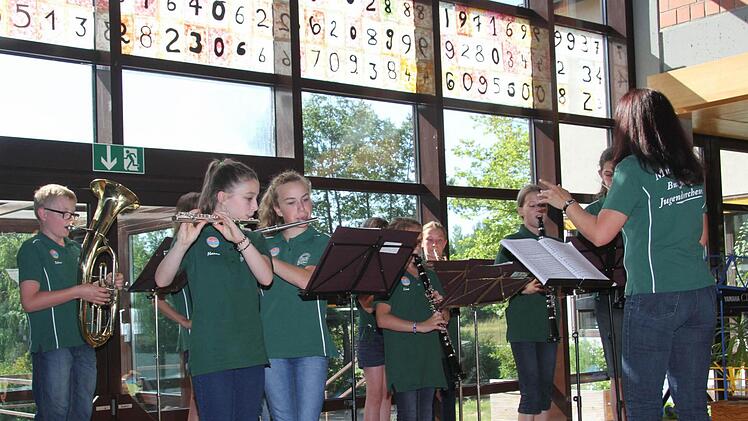 Elke Höhn zeigte, dass der Nachwuchs musikbegeistert ist: Am Bayerischen Aktionstag Musik machen das Jugendorchester Burghaig und die Grundschule Kulmbach-Ziegelhütten gemeinsame Sache.