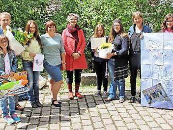 Die Dr. Auguste-Kirchner-Realschule Haßfurt arbeitet für ein Jahr mit dem Fränkischen Theater in Maßbach zusammen. Lehrerin Vanessa Felber-Eschenfelder (ganz rechts) wurde gleich mit einem Willkommensplakat begrüßt. Auf unserem Bild von links Rektor Peter Friedrich und Lehrerin Nina Blank (beide Bergrheinfeld), Theaterpädagogin Karolin Wunderlich und Theaterleiterin Anne Maar, die Lehrerinnen Sabine Steinbrenner und Barbara Feldmann (Bergrheinfeld) sowie zwei Schülerinnen.  Foto: Dieter Britz
