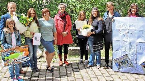 Die Dr. Auguste-Kirchner-Realschule Haßfurt arbeitet für ein Jahr mit dem Fränkischen Theater in Maßbach zusammen. Lehrerin Vanessa Felber-Eschenfelder (ganz rechts) wurde gleich mit einem Willkommensplakat begrüßt. Auf unserem Bild von links Rektor Peter Friedrich und Lehrerin Nina Blank (beide Bergrheinfeld), Theaterpädagogin Karolin Wunderlich und Theaterleiterin Anne Maar, die Lehrerinnen Sabine Steinbrenner und Barbara Feldmann (Bergrheinfeld) sowie zwei Schülerinnen.  Foto: Dieter Britz