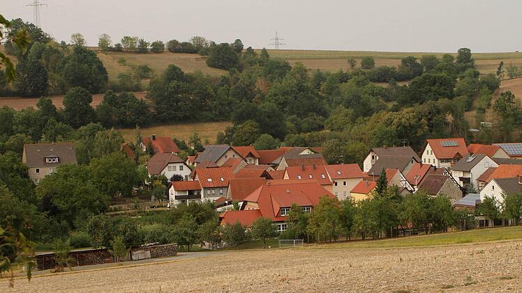 Idyllisch in die Landschaft der Haßberge eingebettet, der kleine Ort Schönbrunn, Gemeindeteil von Ebelsbach. Foto: Günther Geiling