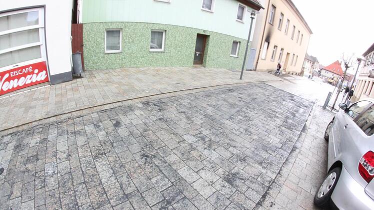 Dieser Abschnitt der Bahnhofstraße, an dem sich der Untergrund gesetzt hatte, ist bereits saniert und kann wieder befahren werden. Foto: Matthias Einwag