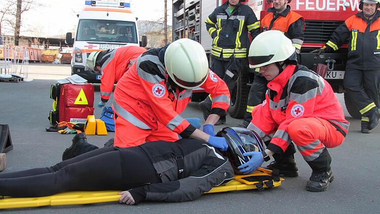Dann wird die Verletzte geborgen. Foto: Jürgen Gärtner