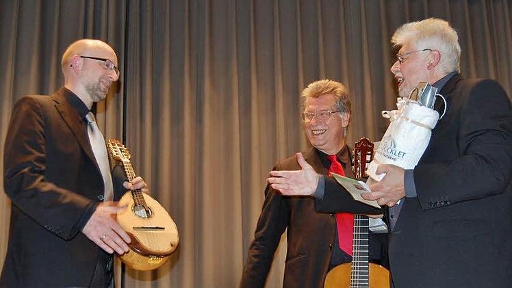 Bürgermeister Wolfgang Back ließ es sich nicht nehmen, sich persönlich beim Duo Steffen Trekel und Michael Tröster zu bedanken. Foto: Sigismund von Dobschütz