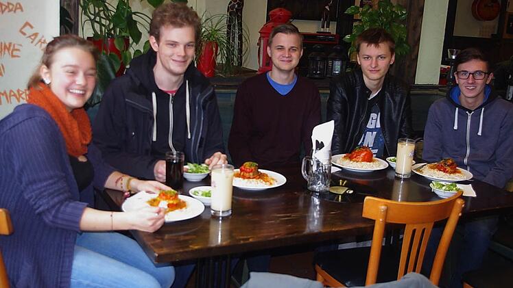 Die Schüler der Berufsfachschule für Musik (von links) Verena, Florian, Francesco, Johann und Sebastian gehören zu den Stammkunden. Foto: Heike Schülein