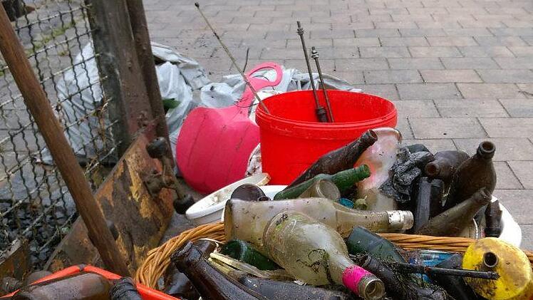 Die Jugendgruppe hat im Bereich des Siebener Parks kistenweise Flaschen und Müll aus dem Kanal gefischt. Foto: Karlheinz Franz