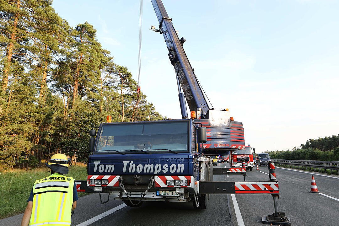 Kampf gegen die Zeit: Vollbeladener Autotransporter ŸberschlŠgt sich auf der A9 - Feuerwehr braucht anderthalb Stunden, um eingeklemmten Fahrer zu befreien