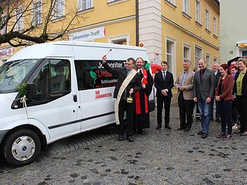 Diakon Hans Scherbaum segnete das Fahrzeug, mit dem ab sofort der Hol- und Bringdienst der Johanniter gestartet wird. Foto: Evi Seeger