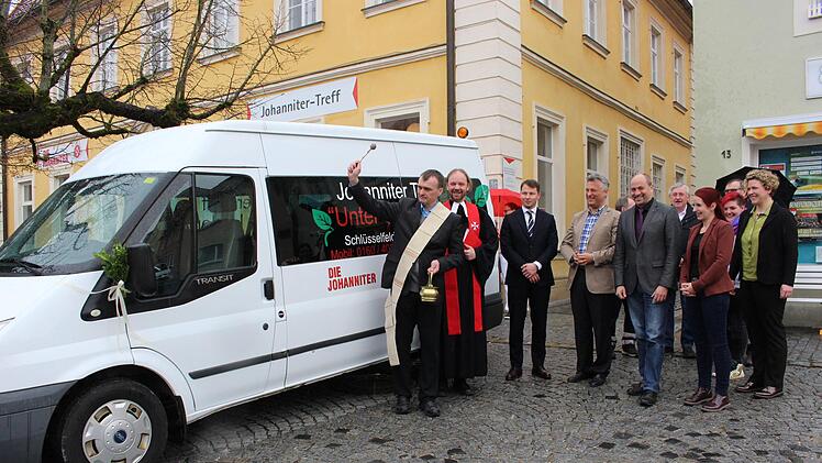 Diakon Hans Scherbaum segnete das Fahrzeug, mit dem ab sofort der Hol- und Bringdienst der Johanniter gestartet wird. Foto: Evi Seeger