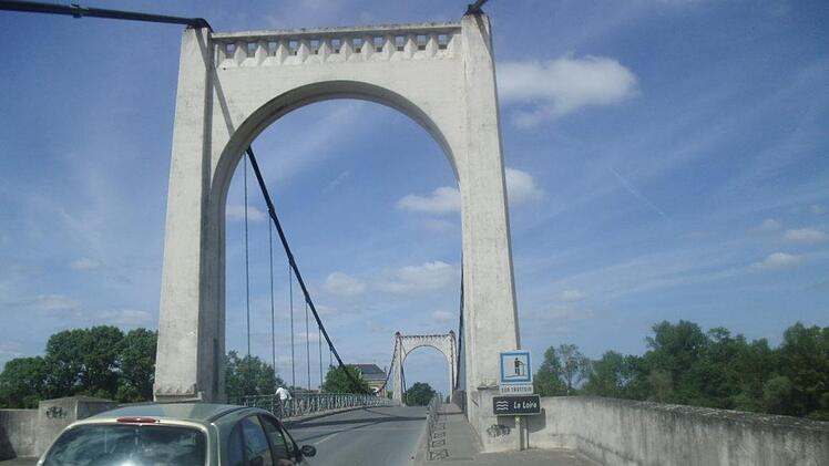 Eine Loire-Brücke nahe bei Ancenis am  9. Mai um 16 Uhr. Foto: Erwin Miller