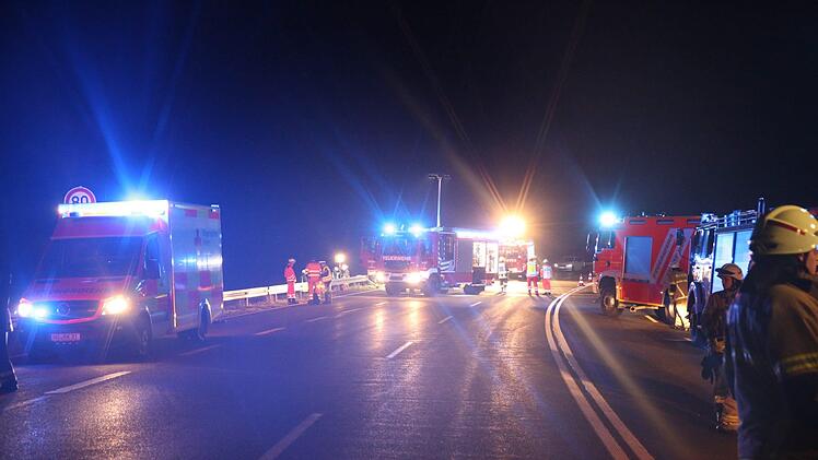 Auf der B 15 ist am Freitagabend ein Feuer in einem Tanklaster ausgebrochen. Foto: NEWS5 / Fricke