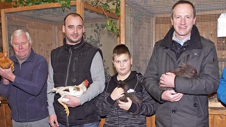 Eine breite Palette an Tieren präsentierte der Verein in Eltmann bei seiner Lokalschau. Unser Bild zeigt von links: Willi Kuhn mit einem Yokohama-Hahn, Bernd Lippert mit einer Zwerg-Wyandotte, Frank Klemm mit einem Indischen Zwergkämpfer, Julian Hartl mit einem Zwerghasen, Bürgermeister Michael Ziegler ebenfalls mit einem Zwerghasen und Vereinsvorsitzenden Otmar Klemm mit einem Hasen "Kleinsilber gelb".  Fotos: sw
