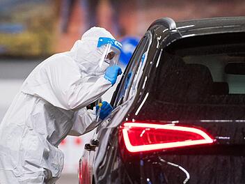 Schüler aus drei Kissinger Schulen wurden positiv auf Corona getestet. Das meldete am Freitag, 23. Oktober die Pressestelle des Landratsamtes. Zwei 8. Klassen des Gymnasiums, eine Klasse der Sinnberg-Grundschule und eine Gruppe der  Saaletal-Schule wurden inklusive einiger Lehrer nach Hause geschickt. Symbolfoto: Oliver Dietze/dpa