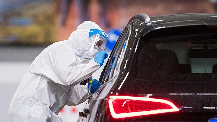 Schüler aus drei Kissinger Schulen wurden positiv auf Corona getestet. Das meldete am Freitag, 23. Oktober die Pressestelle des Landratsamtes. Zwei 8. Klassen des Gymnasiums, eine Klasse der Sinnberg-Grundschule und eine Gruppe der  Saaletal-Schule wurden inklusive einiger Lehrer nach Hause geschickt. Symbolfoto: Oliver Dietze/dpa