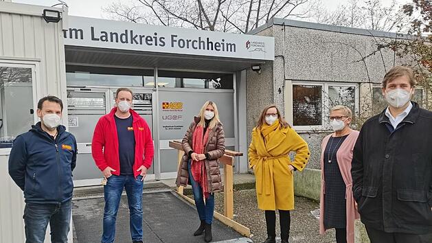 Sebastian Beetz und Sebastian Wei&szlig;   vom ASB erl&auml;uterten Silke Launert, Lisa Badum, Rosi Kraus und Hermann Ulm (v.&nbsp;l.) die Arbeit im Impfzentrum Forchheim. Magdalena Dziajlo