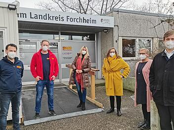 Sebastian Beetz und Sebastian Weiß   vom ASB erläuterten Silke Launert, Lisa Badum, Rosi Kraus und Hermann Ulm (v. l.) die Arbeit im Impfzentrum Forchheim. Magdalena Dziajlo