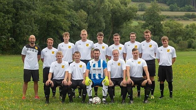 Das Bild zeigt die Aufstiegsmannschaft des TSV Ködnitz, hinten v.l.: Trainer Marco Dressel, Jens Rohleder, Max Kuth, Moritz Preuß, Adrian Kern, Thomas Klaus, Michael Jahreis, Michael Sack, Fabian Blumenstock sowie vorn, v.l.: Niklas Riediger, Christian Schubert, André Teufel, Tobias Voigt und Johannes Hollweg