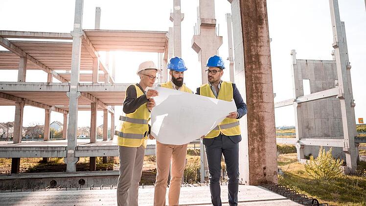 Im Schnitt verdienen Architekten 47.269 Euro brutto im Jahr, wobei es auch hier auf die Branche und Anstellungsform ankommt.