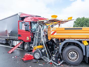 Lastwagen kracht auf A73 in Warnleitanhänger: Fahrer verletzt