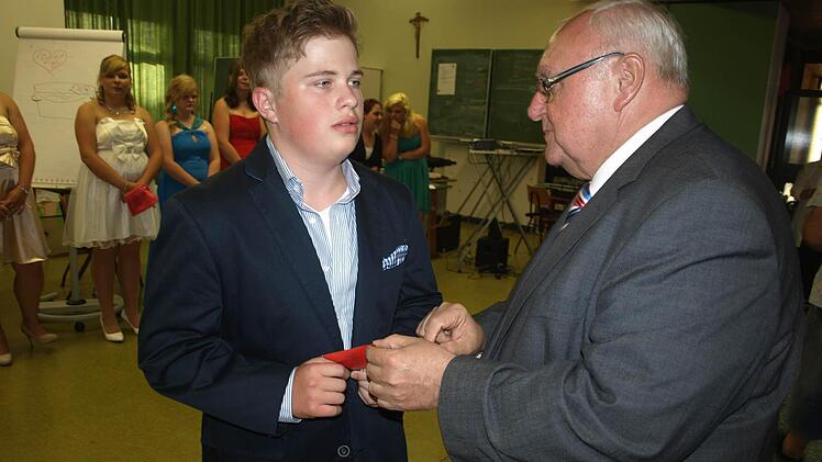 Bürgermeister Siegfried erhard zeichnet Kai Zimmermann aus.