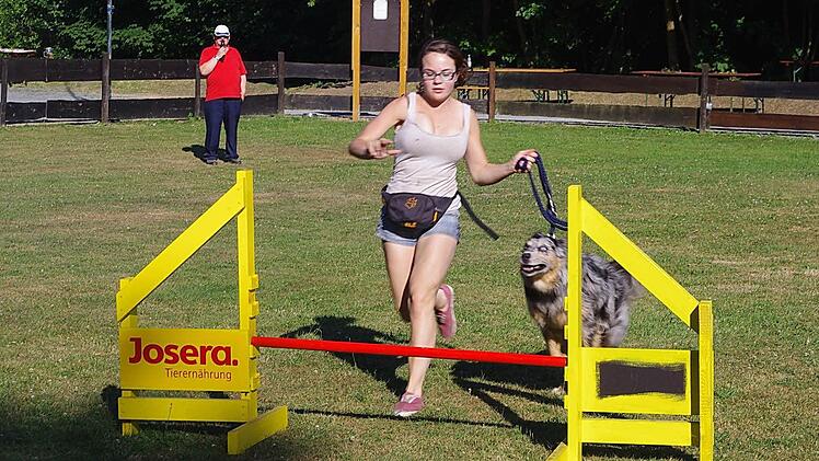 Sarah Pietsch nahm mit ihrem Australian Shepherd "Fly" am Gaudi-Wettkampf teil.