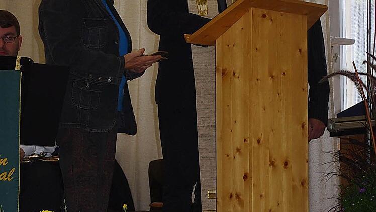 Dekan Michael Dotzauer (Mitte) weihte den Saal. Mit im Bild sind Diözesansekretärin Maria Gerstner (links) sowie Vorsitzender Reinhold Dietrich (rechts).