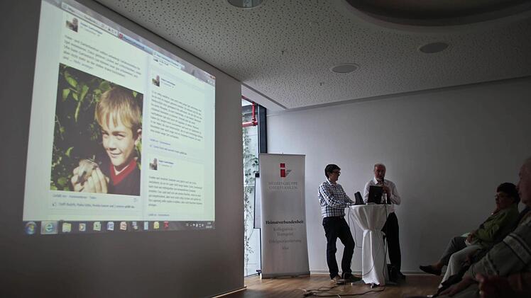 Jupp Schröder stellt seine Facebook-Seite vor. (Foto: Christopher Schulz)