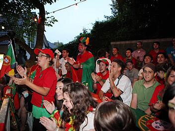 Jetzt geht's los: Deutschland spielt heute gegen Portugal. Beim portugiesischen Verein ARP Gaustadt wird deshalb wieder besonders mitgefiebert (hier ein Bild von der WM 2010). Wir berichten im Live-Ticker vom Public Viewing.  Foto: Harald Rieger/Archiv
