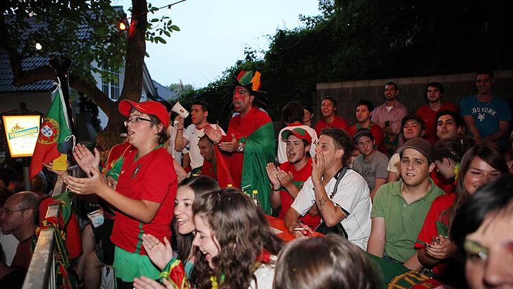 Jetzt geht's los: Deutschland spielt heute gegen Portugal. Beim portugiesischen Verein ARP Gaustadt wird deshalb wieder besonders mitgefiebert (hier ein Bild von der WM 2010). Wir berichten im Live-Ticker vom Public Viewing.  Foto: Harald Rieger/Archiv