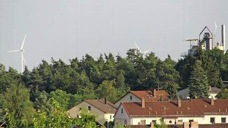 Fertige und im Bau befindliche Windräder über dem Schindberg.