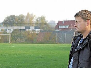 Wehmütig blickt Vorsitzender Sven Marr über die Spielfläche, auf der die Bucher Fußballer einst ihre Triumphe gefeiert haben.  Foto: Andreas Welz