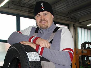 Matthias Märker (Car-Master Forchheim) kann etwas durchatmen - der große Ansturm beim Reifenwechsel liegt schon hinter ihm.  Foto: Peter Groscurth