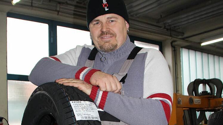 Matthias Märker (Car-Master Forchheim) kann etwas durchatmen - der große Ansturm beim Reifenwechsel liegt schon hinter ihm.  Foto: Peter Groscurth