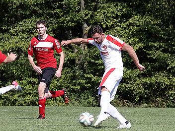 Der dreifache Torschütze Mario Comes (r.) erzielt das 1:0 für den ASV Gaustadt; links der Pödeldorfer Alexander Kempf. Fotos: sportpress