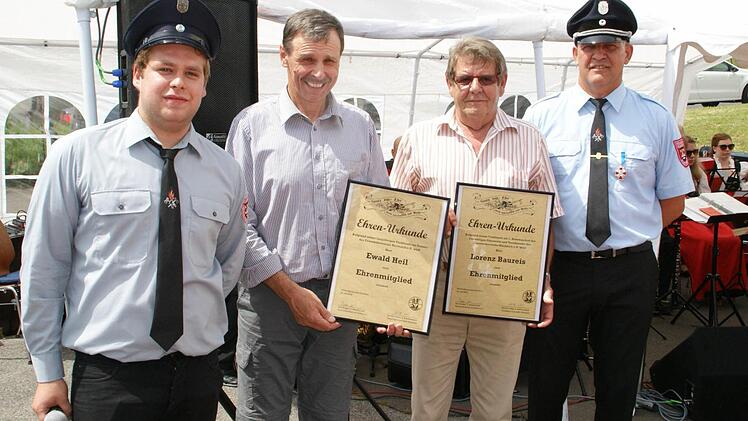 Ewald Heil (2. Von links) und Lorenz Baureis sind die neuen Ehrenmitglieder der Freiwilligen Feuerwehr Kirchaich. Die Ernennungsurkunden überreichten als Dank für jahrzehntelanges Engagement der Vorsitzende des Feuerwehrvereins Jens Burger (links) und Kommandant Norbert Gülta (rechts).