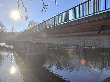 Seit vielen Jahren ist die marode Spannbetonbrücke bei Bug nur noch halbseitig befahrbar. Der Neubau einer breiteren Brücke scheint nun näher gerückt.   Foto:Ronald Rinklef