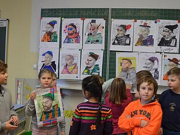 Die Kinder der Klasse 3ag haben Luther in Verkleidung gemalt, wie sie sich das vorstellen könnten. Foto: Rainer Lutz
