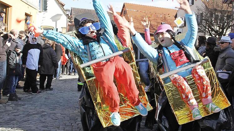 Fröhlich feiern, aber mit guter Betreuung: Das BRK war in diesem Jahr beim Umzug in Kleukheim deutlich stärker vertreten als im vergangenen Jahr.  Foto: Gerda Völk