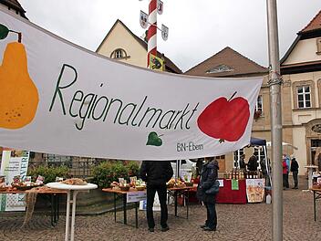 Am Platz um den Neptunbrunnen war der Regionalmarkt des BN. Hier konnte man nicht nur allerlei Produkte rund um den Apfel erwerben sondern auch eigene Äpfel zur Bestimmung vorzeigen. Foto: Katharina Becht