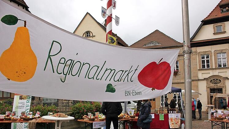Am Platz um den Neptunbrunnen war der Regionalmarkt des BN. Hier konnte man nicht nur allerlei Produkte rund um den Apfel erwerben sondern auch eigene Äpfel zur Bestimmung vorzeigen. Foto: Katharina Becht