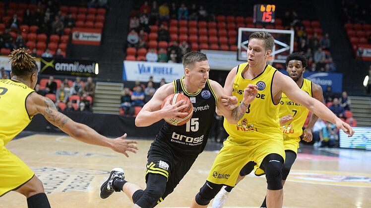 Auch Gregor Hrovat (am Ball, rechts Yannick Desiron) blieb in Oostende blass.  Foto: Peter Mularczyk