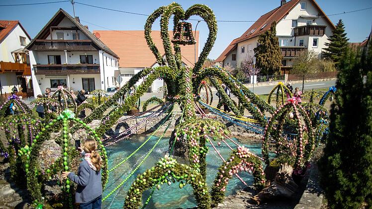 Der  Osterbrunnen in  Bieberbach, einem Ortsteil des Markts Egloffstein  Foto: Daniel Karmann, dpa