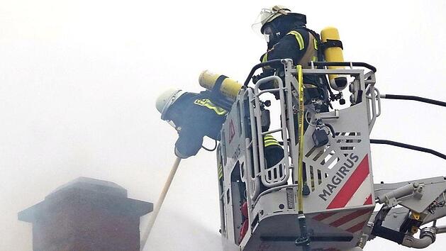 Die Dachhaut des Sp&auml;nebunkers musste entfernt werden. Die Feuerwehr l&ouml;schte den Brand von oben.  Fotos: Christian Licha