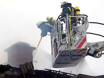 Die Dachhaut des Spänebunkers musste entfernt werden. Die Feuerwehr löschte den Brand von oben.  Fotos: Christian Licha